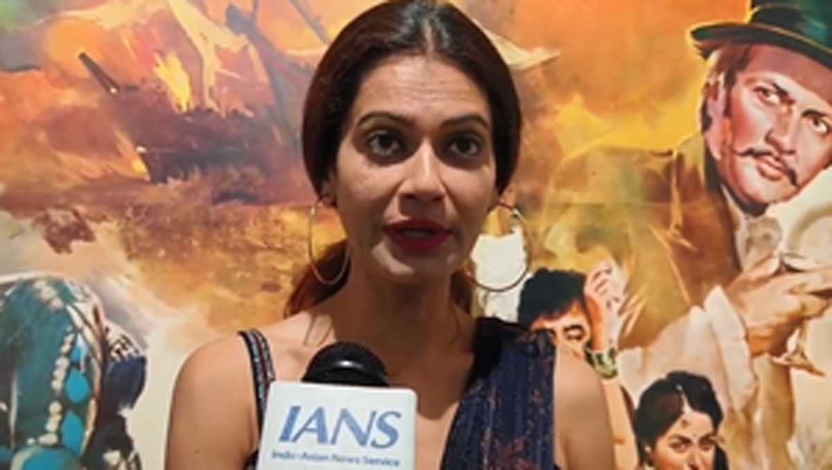 आर्ट एग्जीबिशन में अपने पति संग्राम सिंह के साथ पहुंची एक्ट्रेस पायल रोहतगी